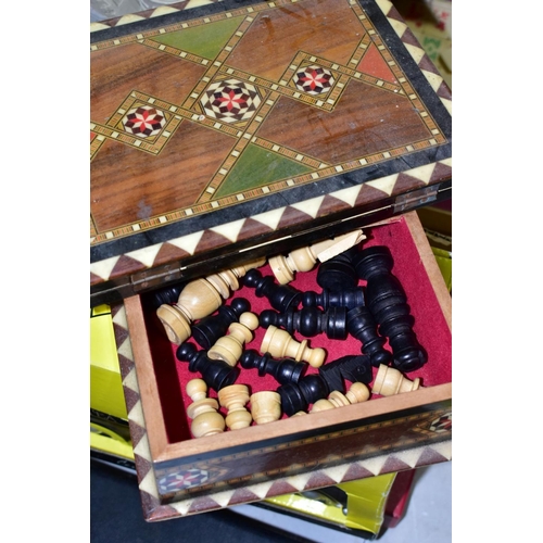 534 - A QUANTITY OF ASSORTED BOXED GAMES, Chess, Mah Jong and Backgammon, cased set of Dominoes and pegboa... 