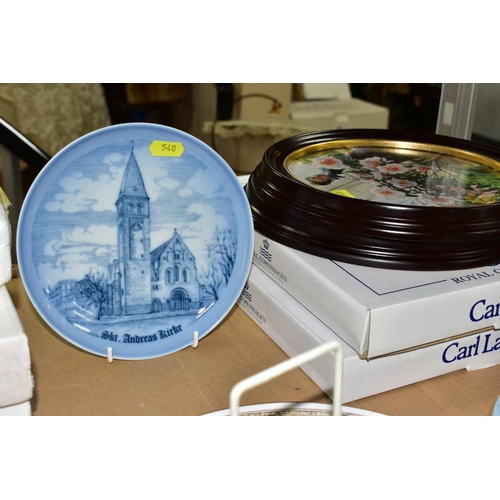 540 - TWENTY SIX BOXED AND LOOSE COLLECTORS PLATES, including Royal Doulton 'Flight Over Lincoln' and 'Lan... 