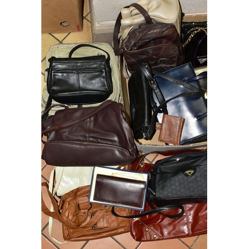 555 - A BOX OF LADIES HAND, SHOULDER AND CLUTCH BAGS, majority are leather, assorted colours and sizes, ap... 