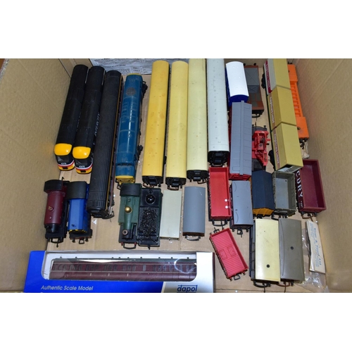 623 - A QUANTITY OF ASSORTED OO GAUGE MODEL RAILWAY ITEMS, to include unboxed Lima class 43 High Speed Tra... 