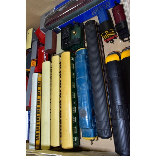 623 - A QUANTITY OF ASSORTED OO GAUGE MODEL RAILWAY ITEMS, to include unboxed Lima class 43 High Speed Tra... 