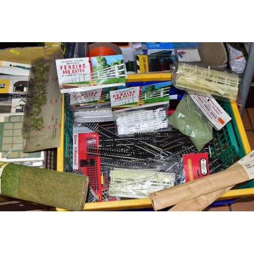 623 - A QUANTITY OF ASSORTED OO GAUGE MODEL RAILWAY ITEMS, to include unboxed Lima class 43 High Speed Tra... 