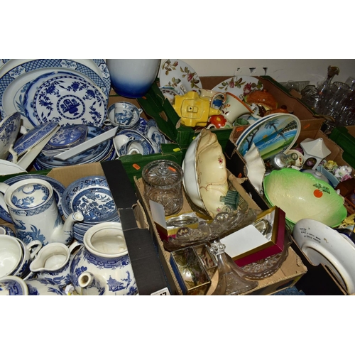 647 - SEVEN BOXES AND LOOSE CERAMICS AND GLASSWARES, to include blue and white 'Willow' tablewares (variou... 