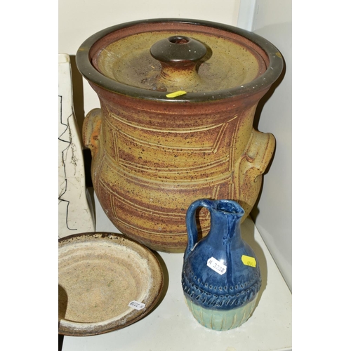 654 - A GROUP OF STUDIO POTTERY AND BLUE AND WHITE CERAMICS, etc, to include tobacco jar, inside press and... 