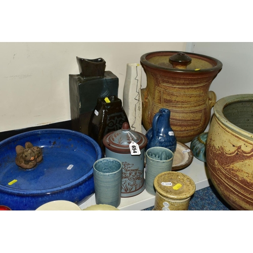 654 - A GROUP OF STUDIO POTTERY AND BLUE AND WHITE CERAMICS, etc, to include tobacco jar, inside press and... 