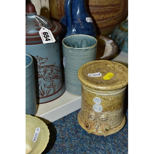 654 - A GROUP OF STUDIO POTTERY AND BLUE AND WHITE CERAMICS, etc, to include tobacco jar, inside press and... 