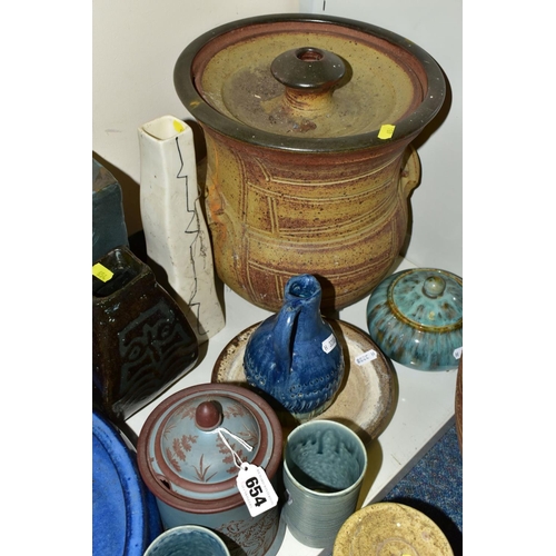 654 - A GROUP OF STUDIO POTTERY AND BLUE AND WHITE CERAMICS, etc, to include tobacco jar, inside press and... 