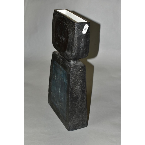 684 - A TROIKA POTTERY 'DOUBLE BASE' VASE BY BENNY SIROTA, dark grey/black textured glaze, the lower secti... 