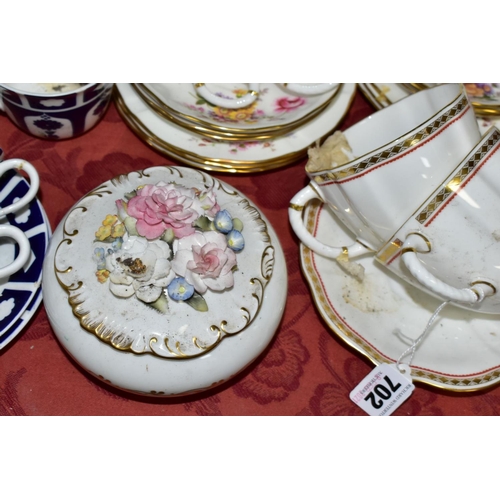 702 - A GROUP OF ASSORTED ROYAL CROWN DERBY SECONDS, TEA AND DINNER WARES AND A TRINKET BOX AND COVER, pat... 