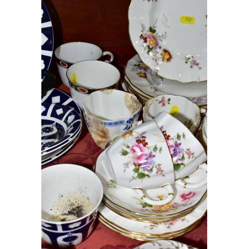 702 - A GROUP OF ASSORTED ROYAL CROWN DERBY SECONDS, TEA AND DINNER WARES AND A TRINKET BOX AND COVER, pat... 