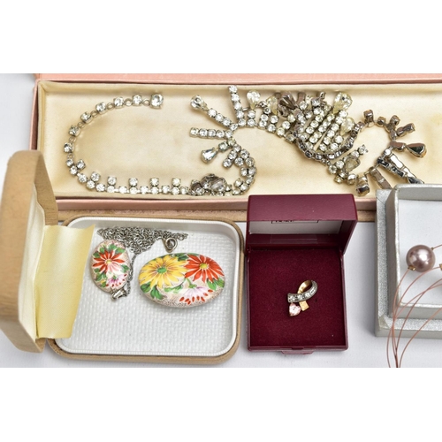 77 - A BOX OF ASSORTED COSTUME JEWELLERY, to include necklaces, earrings, rings, brooches in various form... 