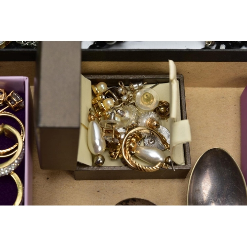 77 - A BOX OF ASSORTED COSTUME JEWELLERY, to include necklaces, earrings, rings, brooches in various form... 