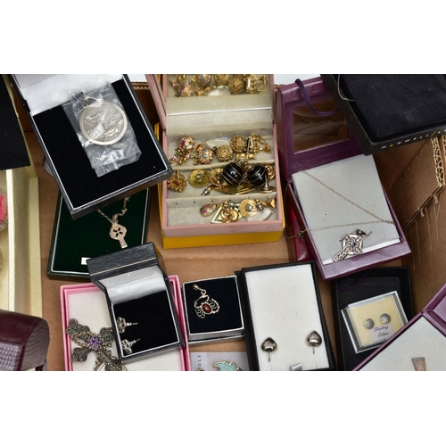 79 - AN ASSORTMENT OF WHITE METAL JEWELLERY AND A JEWELLERY BOX WITH COSTUME JEWELLERY, to include a vari... 