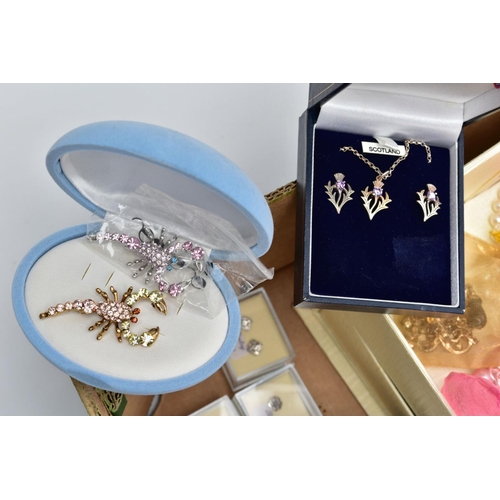 79 - AN ASSORTMENT OF WHITE METAL JEWELLERY AND A JEWELLERY BOX WITH COSTUME JEWELLERY, to include a vari... 