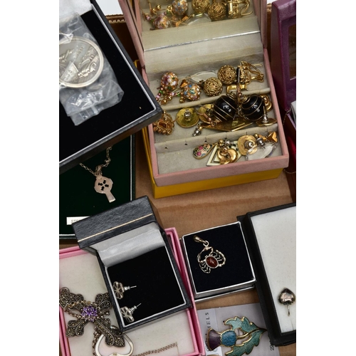 79 - AN ASSORTMENT OF WHITE METAL JEWELLERY AND A JEWELLERY BOX WITH COSTUME JEWELLERY, to include a vari... 