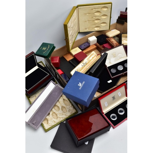 86 - A QUANTITY OF VARIOUS EMPTY BOXES, such as wooden medal boxes, coin boxes, various jewellery boxes, ... 