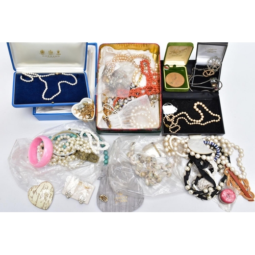 113 - A BOX CONTAINING A SELECTION OF MISCELLANEOUS ITEMS, to include a tin of costume jewellery such as a... 