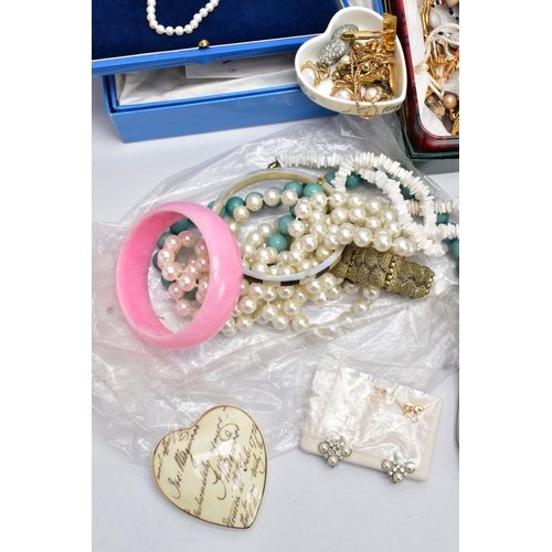 113 - A BOX CONTAINING A SELECTION OF MISCELLANEOUS ITEMS, to include a tin of costume jewellery such as a... 