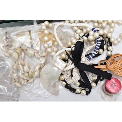 113 - A BOX CONTAINING A SELECTION OF MISCELLANEOUS ITEMS, to include a tin of costume jewellery such as a... 