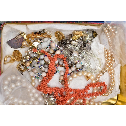 113 - A BOX CONTAINING A SELECTION OF MISCELLANEOUS ITEMS, to include a tin of costume jewellery such as a... 