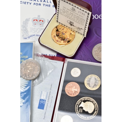 125 - A SMALL BOX OF UK COINAGE, to include a silver gilt Jubilee 1977 medal (stained), a J F Kennedy 1951... 