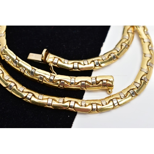 77 - AN 18CT GOLD ARTICULATED CHAIN, fitted with an integrated box clasp and an additional figure of eigh... 