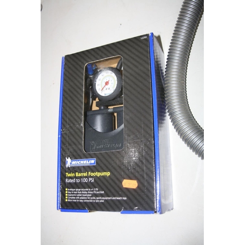 1071 - A HOOVER SPRINT VACUUM CLEANER (PAT pass and working but cable return not recoiling) and a Michelin ... 