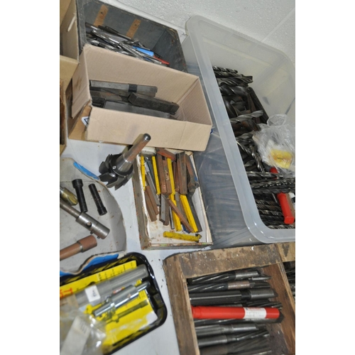 1051 - A LARGE QUANTITY OF INDUSTRIAL METAL WORKING TOOLS including Taper Shank Drill bits, Reamers, Lathe ... 