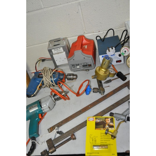 1056 - A TRAY CONTAINING POWER AND AUTOMOTIVE TOOLS including a Bosch and a Black and Decker electric drill... 