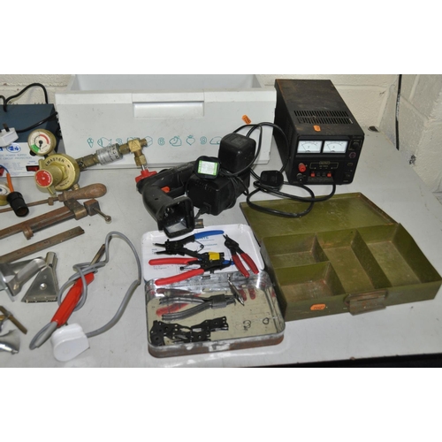 1056 - A TRAY CONTAINING POWER AND AUTOMOTIVE TOOLS including a Bosch and a Black and Decker electric drill... 