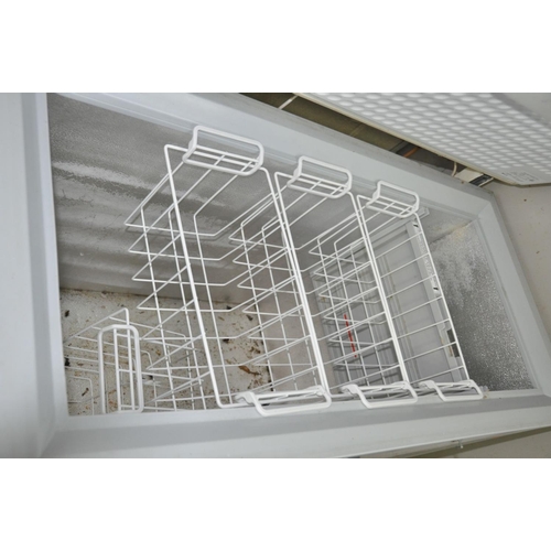 1077 - A BOSCH CHEST FREEZER 127cm wide (PAT pass and working at -18 degrees)(lock inoperable and has a rec... 