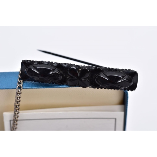 104 - A BAG OF ASSORTED JEWELLERY, to include a silver wide hinged bangle, engraved with a floral design, ... 