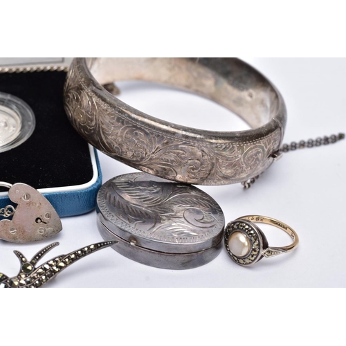 104 - A BAG OF ASSORTED JEWELLERY, to include a silver wide hinged bangle, engraved with a floral design, ... 