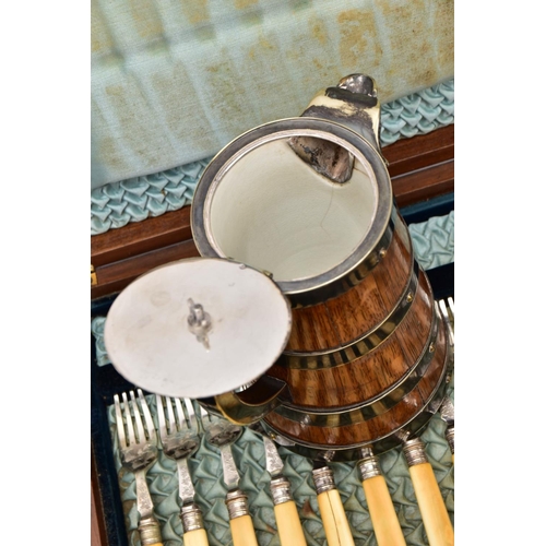 115 - A BOX OF ASSORTED FLATWARE AND ITEMS, to include a twenty four piece canteen of fish knives and fork... 