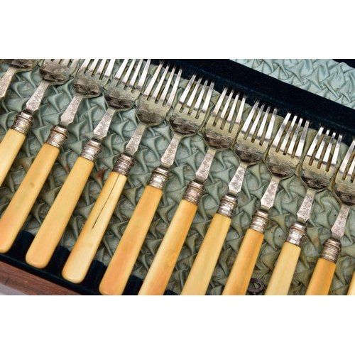 115 - A BOX OF ASSORTED FLATWARE AND ITEMS, to include a twenty four piece canteen of fish knives and fork... 