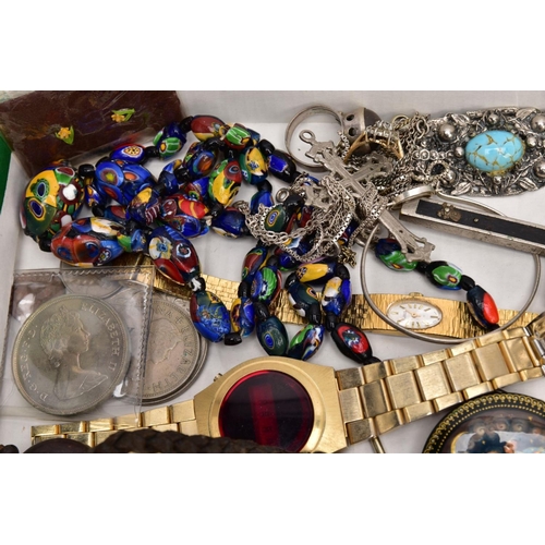 116 - A BOX OF ASSORTED ITEMS, to include a metal sovereign case, a burgundy and silver lidded 'Parker' fo... 