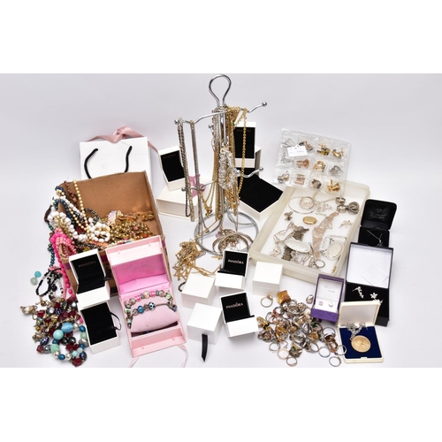 120 - A SELECTION OF ITEMS, to include a white metal pendant necklace, the pendant in the form of a letter... 
