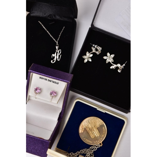 120 - A SELECTION OF ITEMS, to include a white metal pendant necklace, the pendant in the form of a letter... 