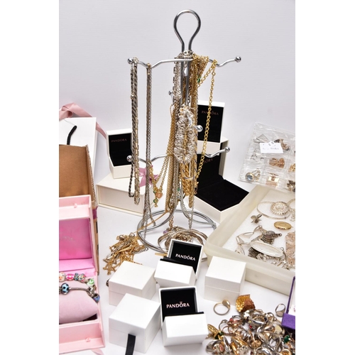 120 - A SELECTION OF ITEMS, to include a white metal pendant necklace, the pendant in the form of a letter... 