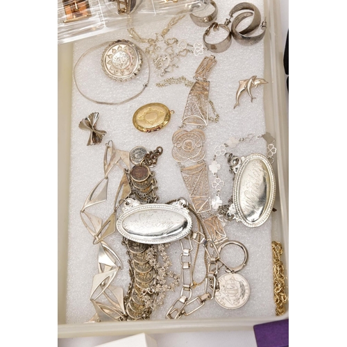 120 - A SELECTION OF ITEMS, to include a white metal pendant necklace, the pendant in the form of a letter... 