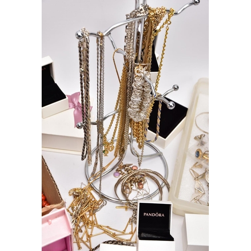 120 - A SELECTION OF ITEMS, to include a white metal pendant necklace, the pendant in the form of a letter... 