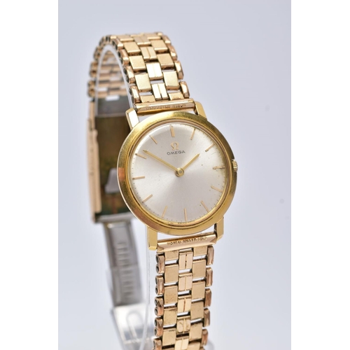 20 - A GENTS 'OMEGA' WRISTWATCH, hand wound movement, round silver dial signed 'Omega', baton markers, go... 