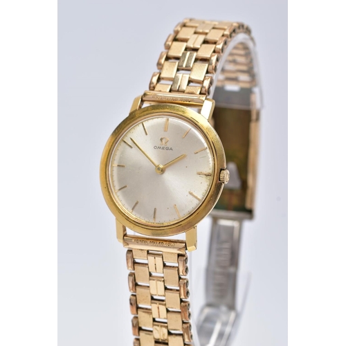 20 - A GENTS 'OMEGA' WRISTWATCH, hand wound movement, round silver dial signed 'Omega', baton markers, go... 