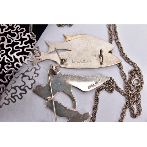 40 - A SELECTION OF BROOCHES AND A PENDANT NECKLACE, to include a silver swans in flight brooch, hallmark... 