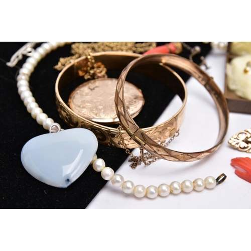 66 - A BAG OF ASSORTED JEWELLERY, to include a cultured pearl strand necklace fitted with a lobster claw ... 