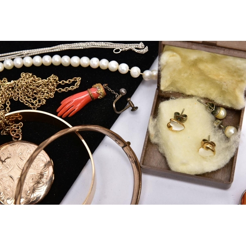 66 - A BAG OF ASSORTED JEWELLERY, to include a cultured pearl strand necklace fitted with a lobster claw ... 