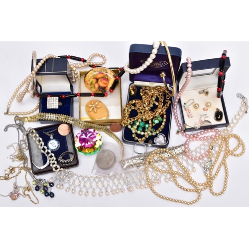 71 - A BOX OF ASSORTED COSTUME JEWELLERY AND OTHER ITEMS, to include a cultured pearl necklace and bracel... 