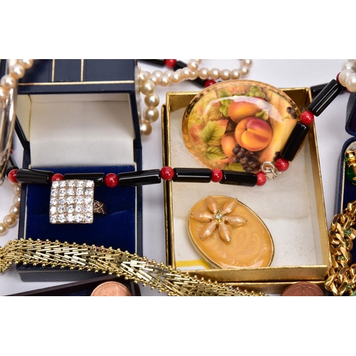 71 - A BOX OF ASSORTED COSTUME JEWELLERY AND OTHER ITEMS, to include a cultured pearl necklace and bracel... 