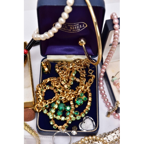71 - A BOX OF ASSORTED COSTUME JEWELLERY AND OTHER ITEMS, to include a cultured pearl necklace and bracel... 