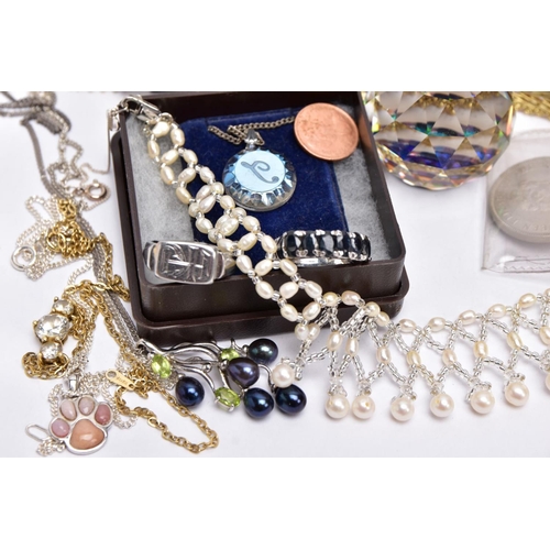 71 - A BOX OF ASSORTED COSTUME JEWELLERY AND OTHER ITEMS, to include a cultured pearl necklace and bracel... 